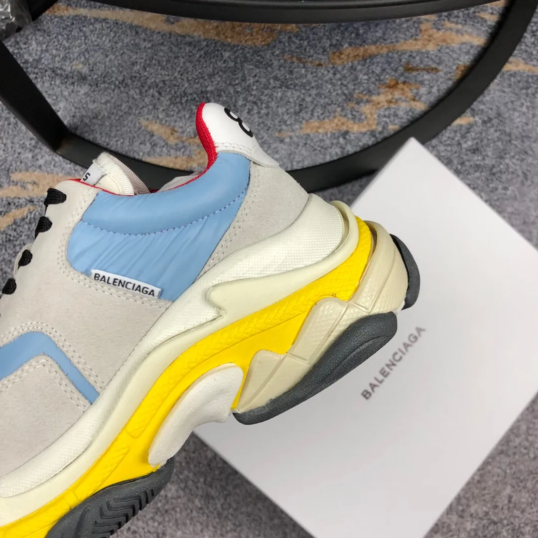 👟👟Ex-factory price 800👟👟 Balenciaga second generation 17 colors🖤 Balenciaga Triple-s Balenciaga-dad shoes. The world’s most popular retro jogging shoes 🔥. 🔺Retro distressed craftsmanship ~ original combination sole, heavy craftsmanship, not a low-end 2-layer combination sole! The upper is made of imported parachute cloth spliced ​​with nubuck matte, priced at 24 yuan per foot, which is different from the ordinary canvas on the market! The back is covered with cowhide high-frequency embossing! ⚠️When purchasing authentic products at the counter, I specifically asked the clerk about the materials. Size: 35-41 yards, men’s size 39-45, matching cloth bag, shoelaces, complete certificate of certification/men’s model will be notified later.
